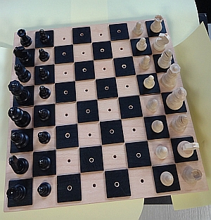 Taktiles Schachspiel aus Holz für Blinde